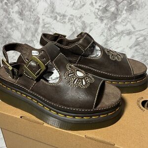 New Dr Martens Dunnet brown size 8